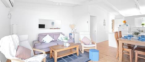 Hús - 2 svefnherbergi - útsýni yfir garð | Stofa | Bækur