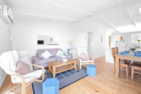 Maison, 2 chambres, vue jardin | Salle de séjour | Livres