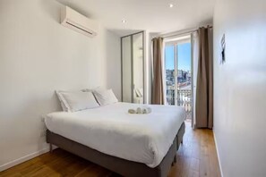 2 habitaciones, tabla de planchar con plancha y cuna de viaje 
