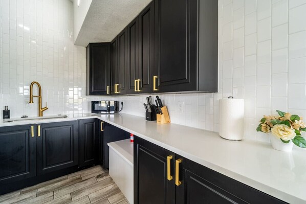 ثلاجة، ميكروويف، فرن، موقد طهي مسطح