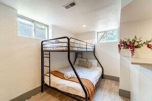 4 عدّة غرف نوم ومكتب ومكواة/لوح كي وواي فاي مجانًا