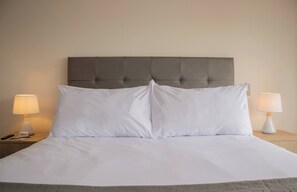 2 habitaciones, tabla de planchar con plancha, wifi y ropa de cama 
