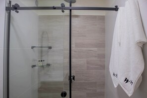 Dusche, Haartrockner, Handtücher