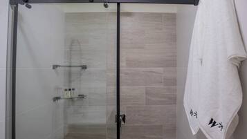 Chuveiro, secador de cabelo, toalhas de banho