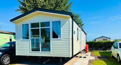 Trecco Bay - Sleeps 6 - Pet Friendly - Parking