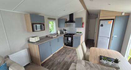 Trecco Bay - Sleeps 6 - Pet Friendly - Parking