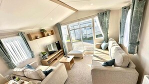 Cabin | Living area - Trecco Bay - Sleeps 6 - Pet Friendly - Parking (Porthcawl)