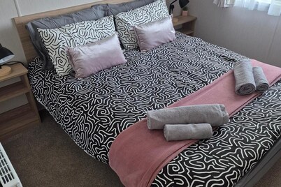 Trecco Bay - Sleeps 6 - Pet Friendly - Parking