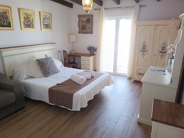 2 bedrooms, iron/ironing board, Internet