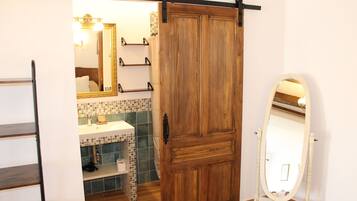 1 slaapkamer, een strijkplank/strijkijzer, internet