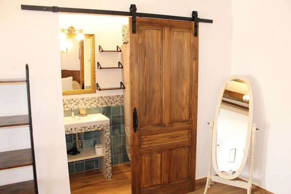 1 chambre, fer et planche à repasser, accès à Internet