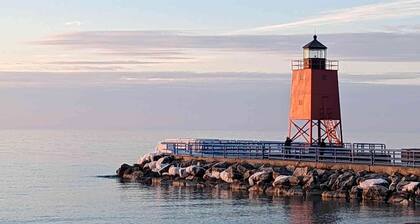 4BR Charlevoix Getaway – Walk to Lake!