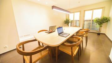 高級共用宿舍, 男女混合宿舍 (Room 1) | 共用廚房