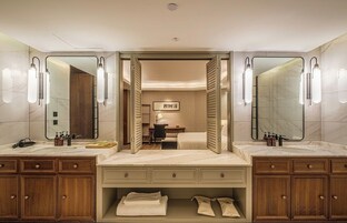 Luxury Suite | Bathroom | Hair dryer, bathrobes, slippers, towels