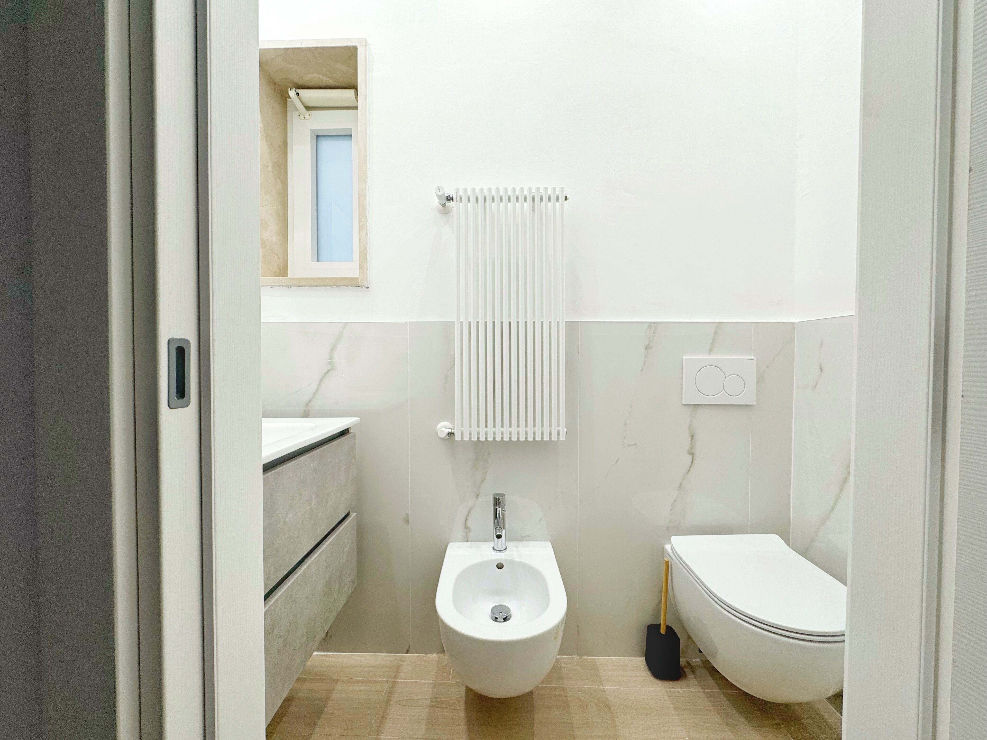 Douche, sèche-cheveux, bidet, serviettes fournies