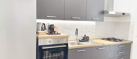 KĂŒhlschrank, Ofen, Herdplatte, Wasserkocher mit Kaffee-/Teezubehör