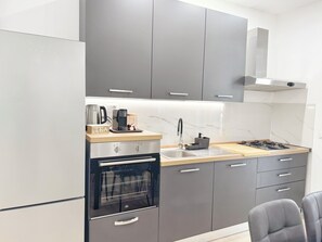 Frigorífic, forn, placa de cuina i cafetera i tetera 