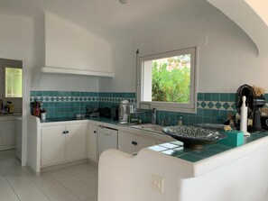 Køleskab, mikrobølgeovn, ovn, kogeplade