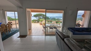 Tv, pejs, dvd-afspiller, bøger