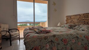 4 sovrum, värdeförvaringsskåp på rummet och skrivbord