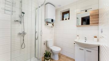 Haartrockner, Handtücher, Seife, Toilettenpapier