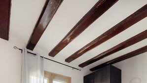 Ein Schlafzimmer mit Bett, Schrank, Tür und Fenster.