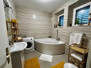 Dusche, Haartrockner, Handtücher, Seife