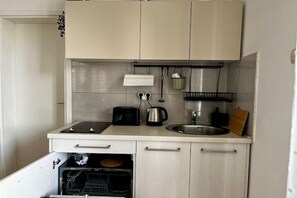 Micro-ondes, four, plaque de cuisson, lave-vaisselle