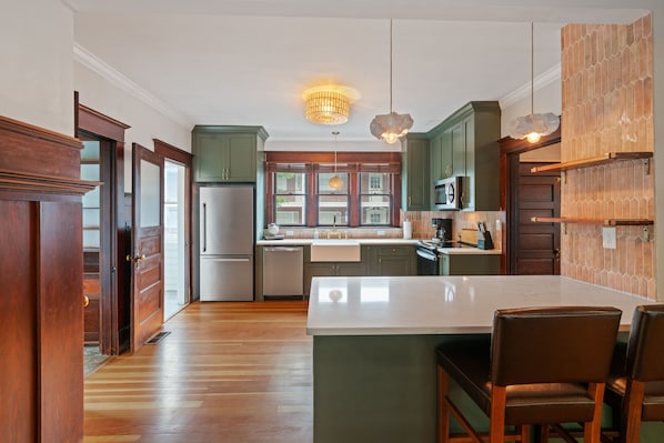 Fridge, oven, stovetop, dishwasher