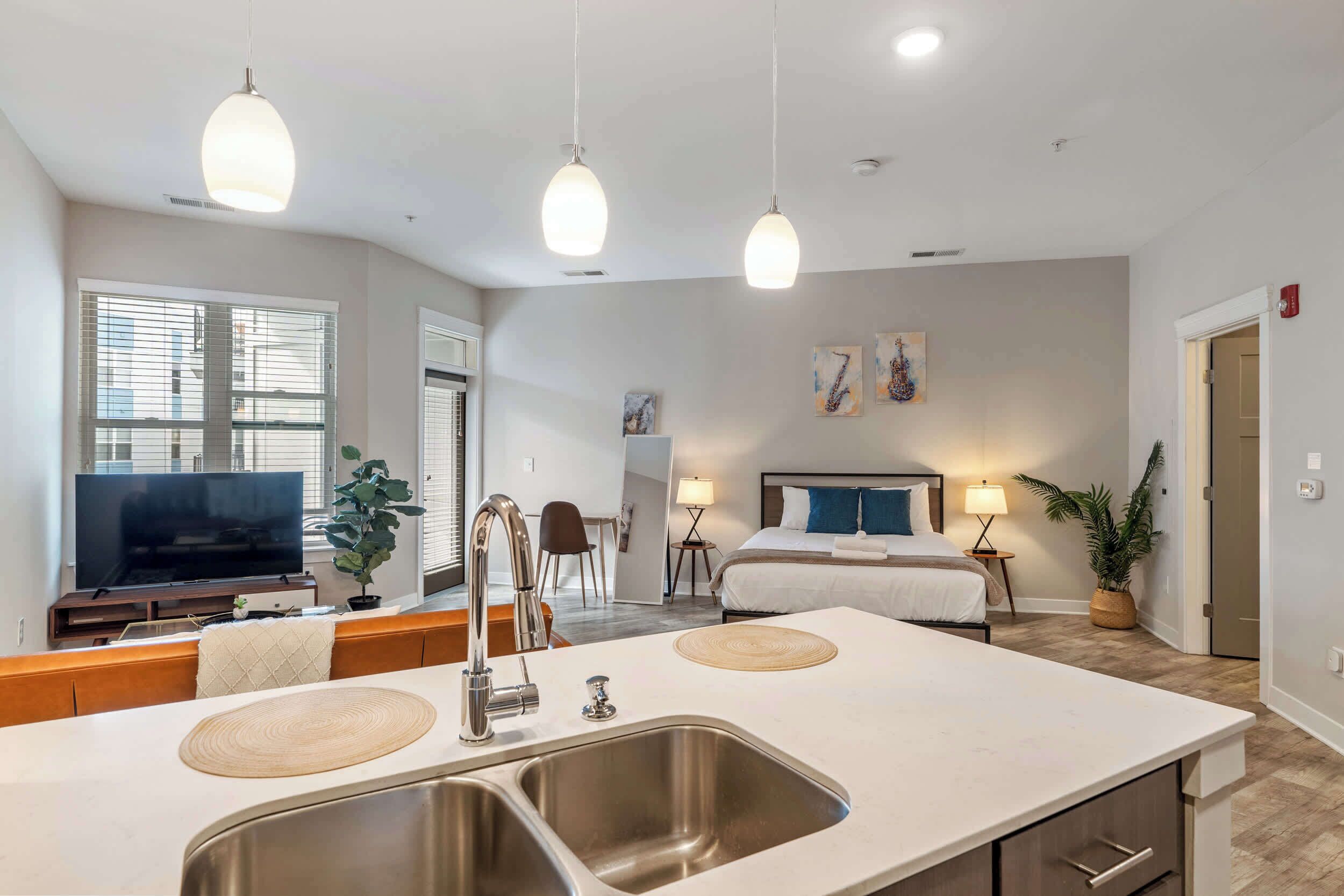 Escritorio, tabla de planchar con plancha, wifi y ropa de cama 