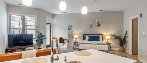 Escritorio, tabla de planchar con plancha, wifi y ropa de cama