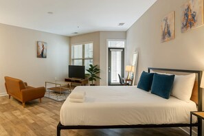 Escritorio, tabla de planchar con plancha, wifi y ropa de cama 