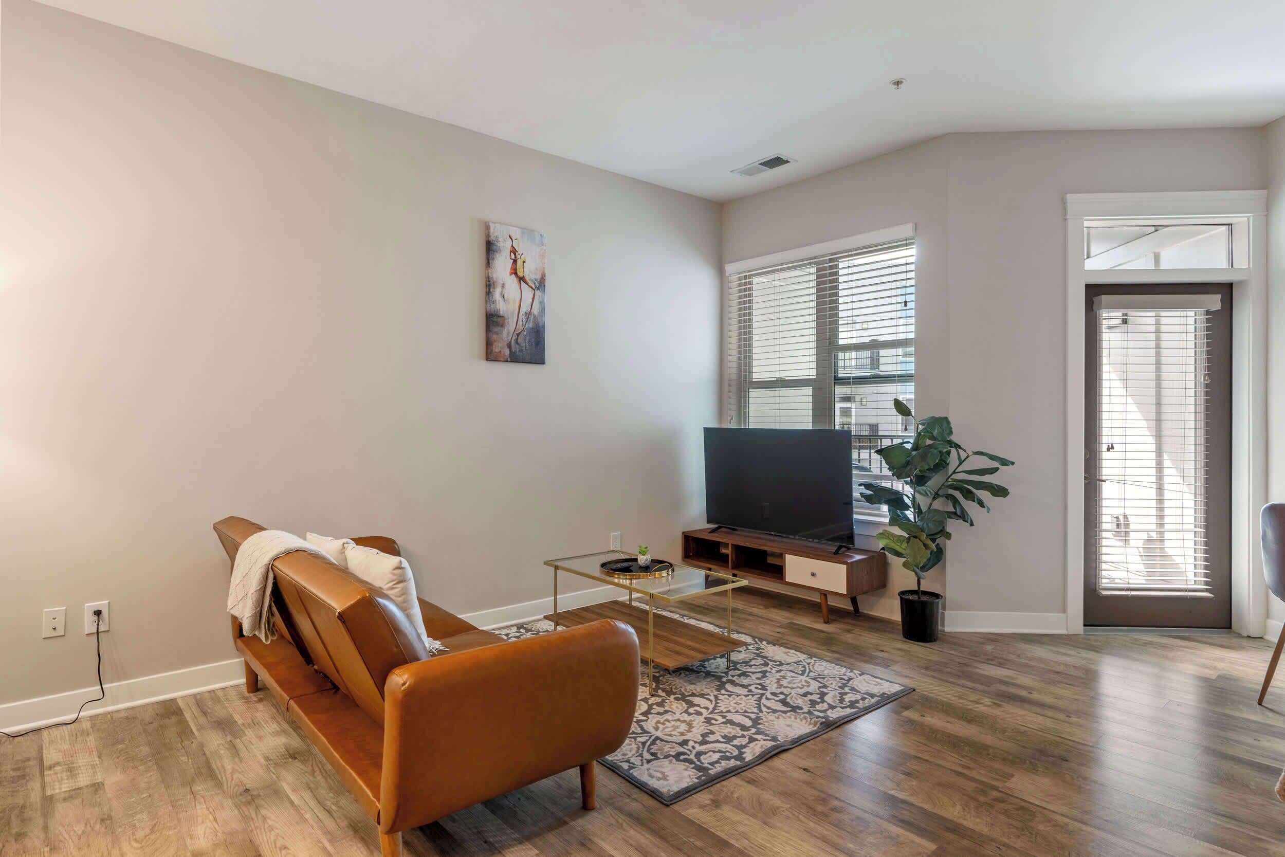 Televisión y oficina 