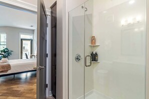 Regadera, secadora de cabello, toallas 