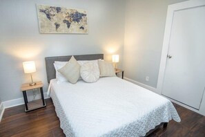 1 dormitorio, tabla de planchar con plancha, wifi y ropa de cama