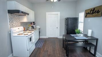 Een koelkast, een magnetron, een oven, een kookplaat