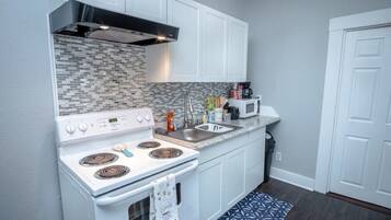 Een koelkast, een magnetron, een oven, een kookplaat