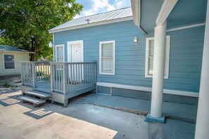 Terrace/patio - Classic 1BR/1BA Charming Apt w/ Modern Upgrades (San Antonio)