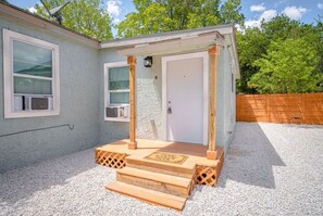Exterior detail - Cozy and Lovely 2BR 1BA Near Lively Downtown (San Antonio)