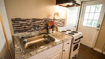 Een oven, een kookplaat, een koffiezetapparaat/waterkoker