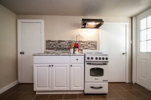 Oven, stovetop, coffee/tea maker, cookware/dishes/utensils