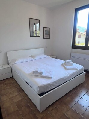 Travel cot, bed sheets