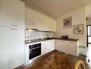 Coffee/tea maker, fridge, oven, stovetop