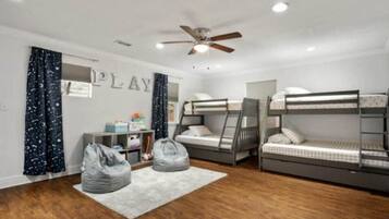 4 habitaciones, tabla de planchar con plancha, wifi y ropa de cama