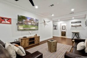 TV, offices - Experience Serenity in a 4BR/3BA Downtown Home (San Antonio)