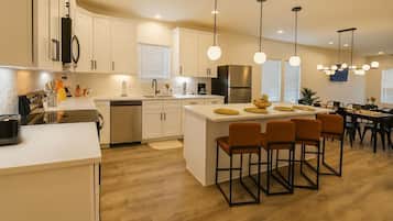 Een koelkast, een magnetron, een oven, een kookplaat