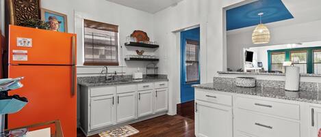 Frigorifero, microonde, forno, piano cottura