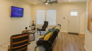 Een televisie, boeken en een kantoor