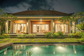 Majoituspaikan julkisivu illalla/yöllä