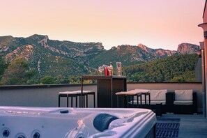Outdoor spa tub